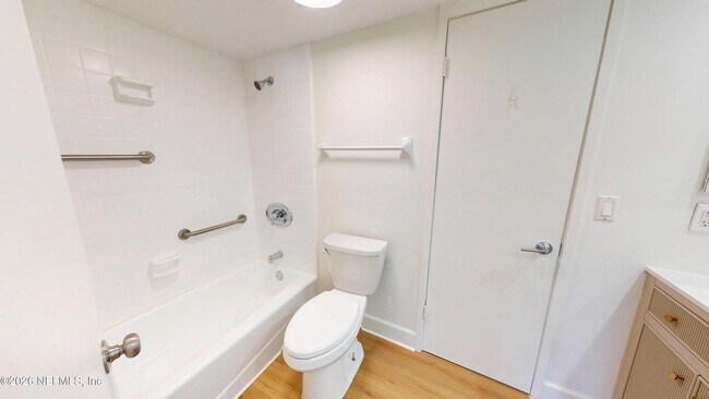 Building Photo - 222 7th St