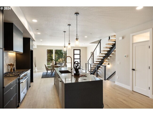 Building Photo - 617 SW Lobelia St