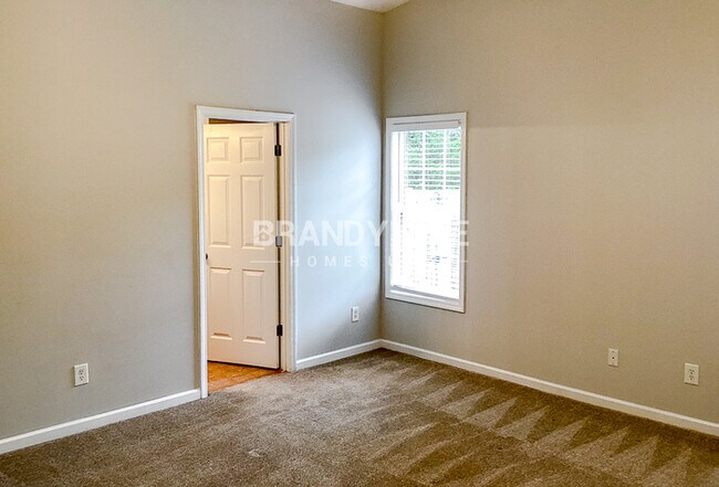 Building Photo - One month FREE RENT!!!