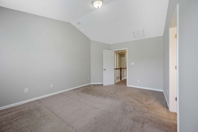 Building Photo - End Unit Townhome in Great Location!