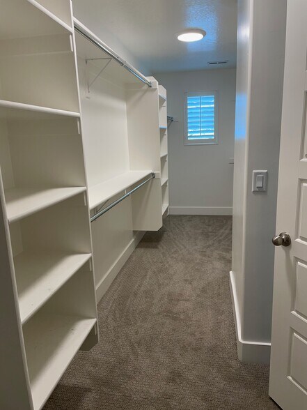 Walk in Closet - 951 W Shadow Brook Ln