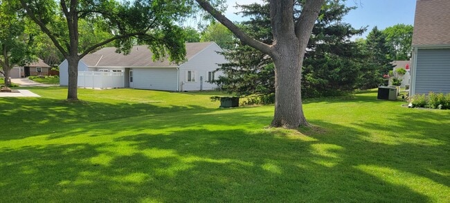 Building Photo - Newly Refreshed 2 bedroom in HOA