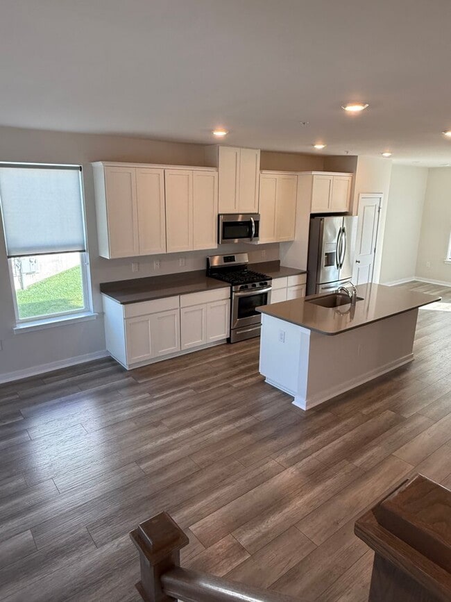 Building Photo - THREE BEDROOM/ END OF ROW TOWNHOME in Sout...