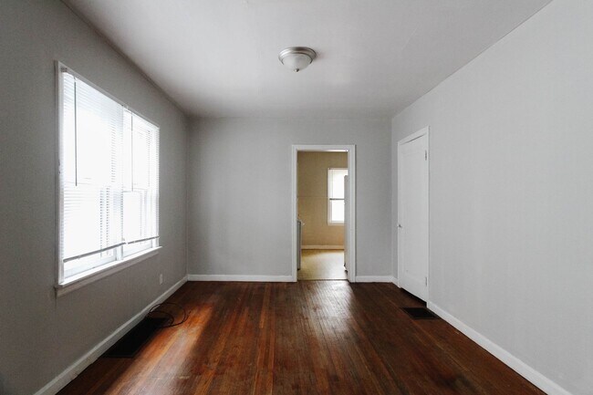 Building Photo - PRELEASING for AUGUST! Close to Campus: In...