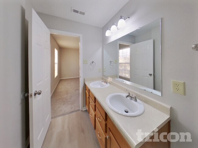 Building Photo - 10775 Wymm Ln