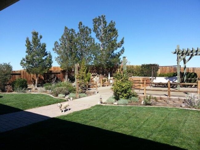 Building Photo - spacious 3 bedroom 2 bath home with beautiful yard, jacuzzi,  indoor laundry room
