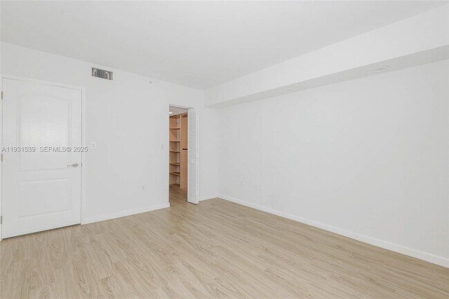 Building Photo - 1900 Sunset Harbour Dr