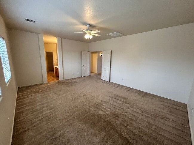 Building Photo - Large 3 Bed / 2 Bath Home with Sparkling P...