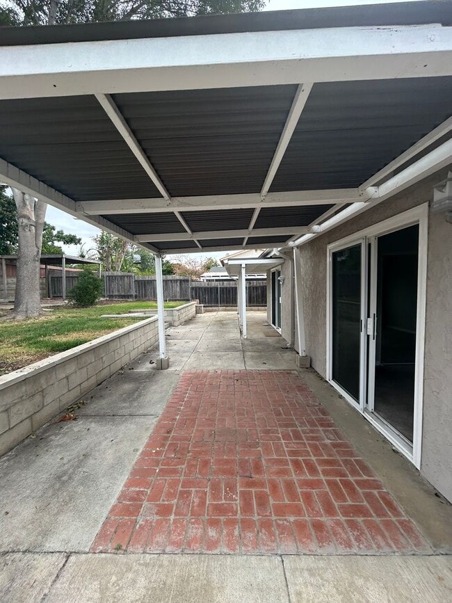 Building Photo - Beautiful 3 Bedroom/2 Bath Single Family H...