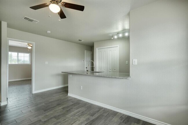 Building Photo - 107 Castleberry Ct