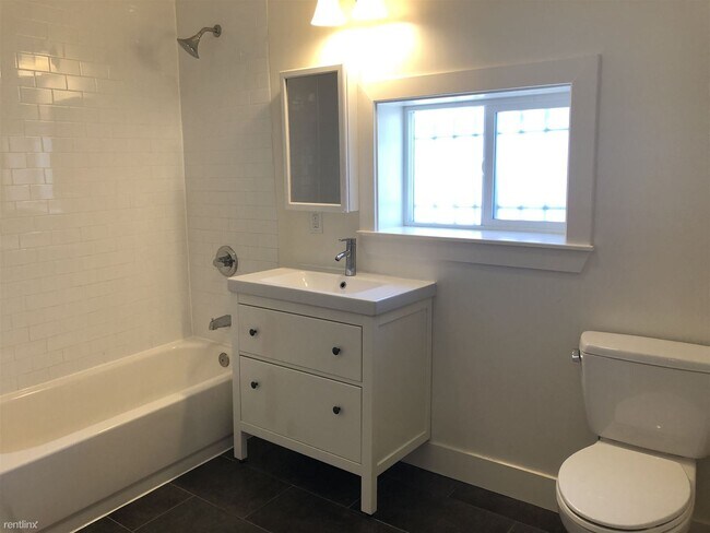Building Photo - 3 br, 1 bath 4plex - 2100 Market St #B