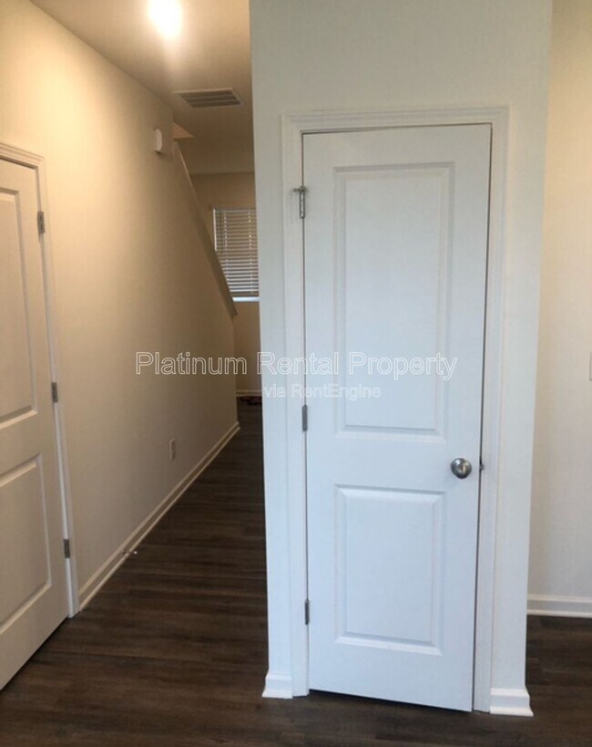 Building Photo - 202 Grand Central Wy