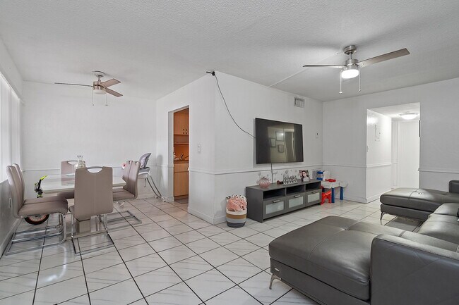 Building Photo - 6620 W 2nd Ct