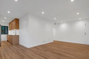 Building Photo - 950 Havenhurst Dr