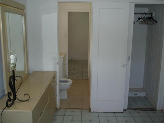 Building Photo - 3 bed/1.5 bath with large yard.