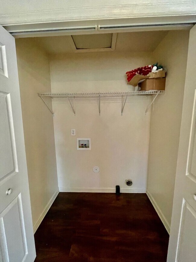 Building Photo - 1 Bedroom 1 Bath Duplex Cute and charming area in the heart of Huntersville... perfect for single...