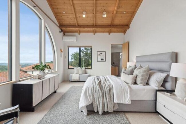 Building Photo - Luxury Living Above The Bay -- Iconic views!