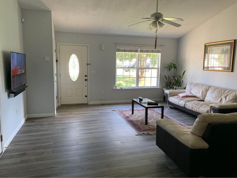 Building Photo - 591 Hamilton Chase Dr