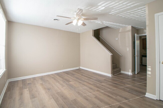 Building Photo - 812 Golf View Pl