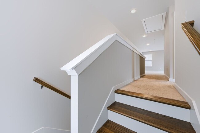 Building Photo - Beautiful 4 Bedroom, 3 Bath Home + Bonus - Available in Smyrna!