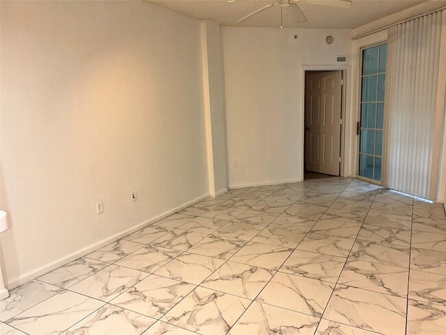 Building Photo - 533 NE 3rd Ave