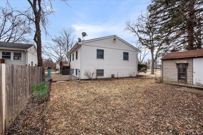 Building Photo - 517 Longwood Dr