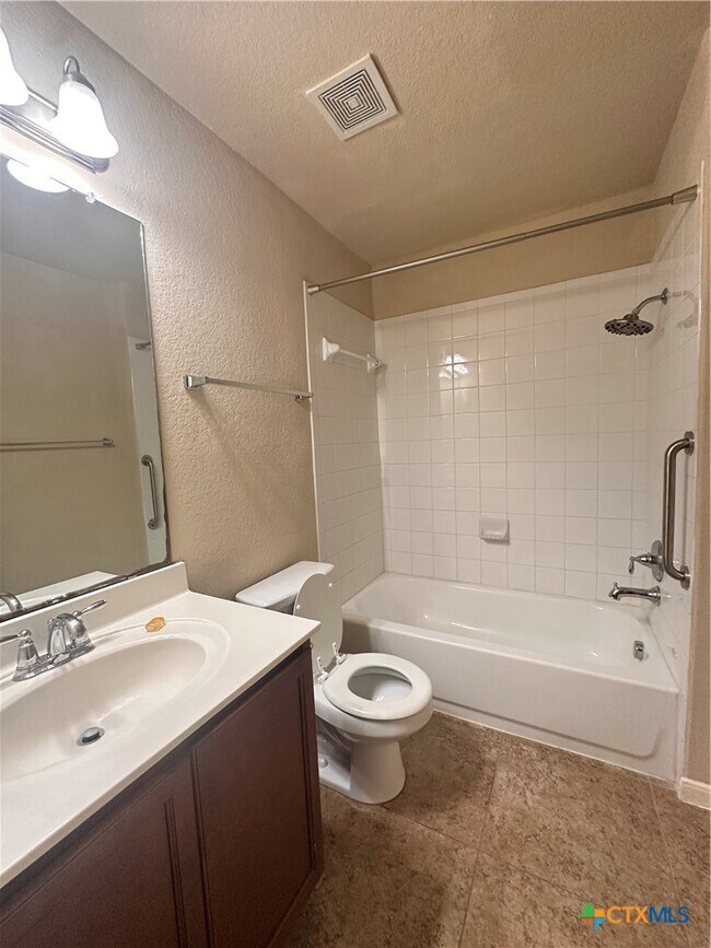 Building Photo - 2020 Meadow View Dr