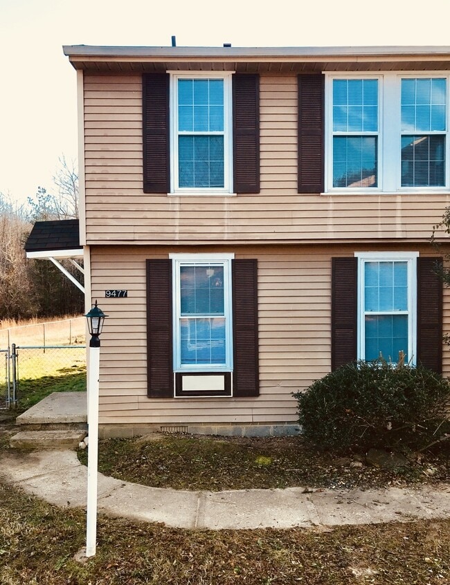 Building Photo - King George Spacious 2 Bedroom End Unit Townhouse