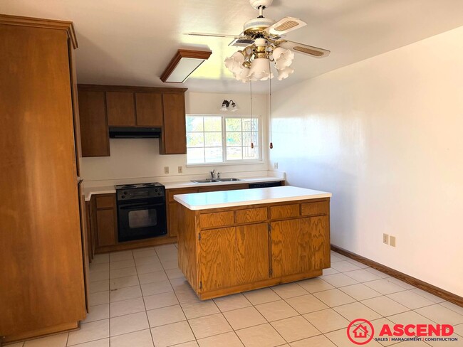 Building Photo - Comfortable 3BD/2BA Home in Bakersfield's 93309 — Small Pets Welcome!