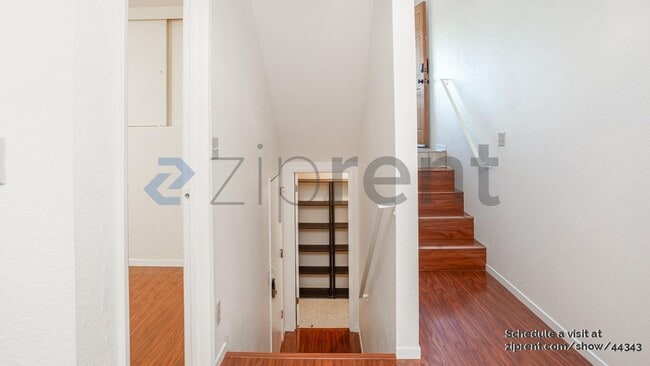 Building Photo - 4 Carriage Ln