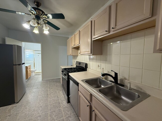 Building Photo - 2 Bedroom Unit available in Highland Park!