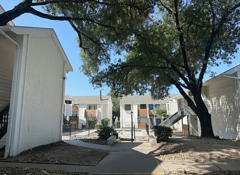 Building Photo - 1804 W Rundberg Ln