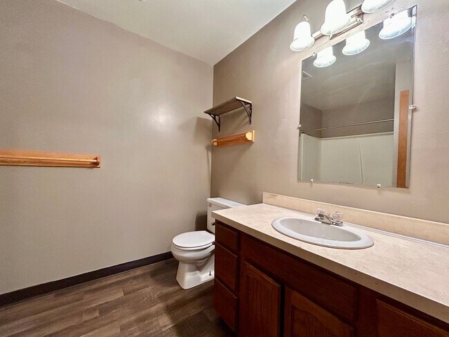 Building Photo - Four Bedroom Duplex in Kentwood - $400 OFF 1st Month!