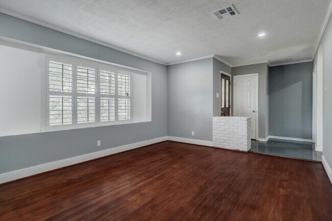 Building Photo - 7151 Edgemoor Dr