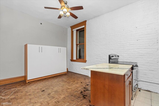 Building Photo - Studio, 1 bath Condo - 2800 N Pine Grove Ave