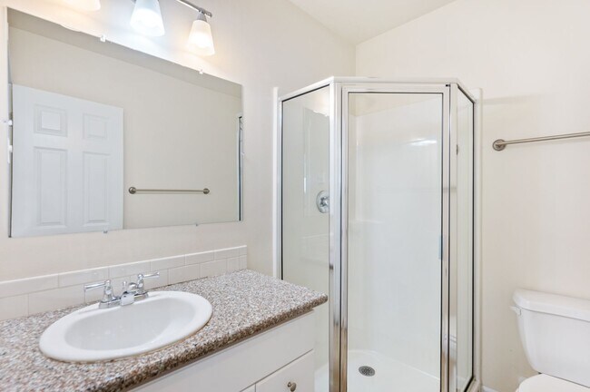 Building Photo - 1213 Townhomes