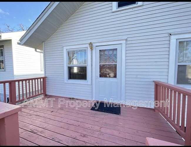 Building Photo - 421 19th St NE