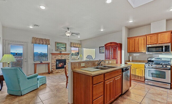 Building Photo - Gorgeous Townhouse in Pueblos at Alameda R...