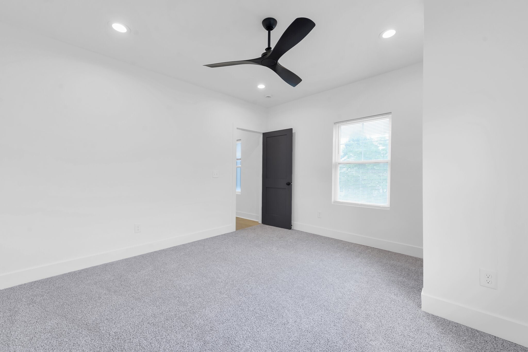 Building Photo - 376 E Markison Ave