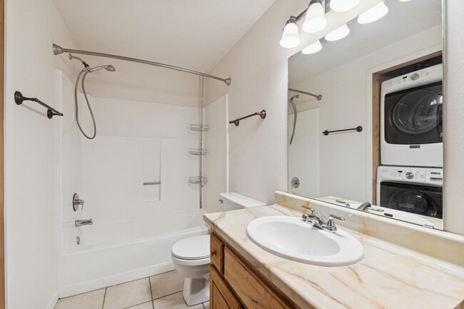 Building Photo - Wisconsin Townhome