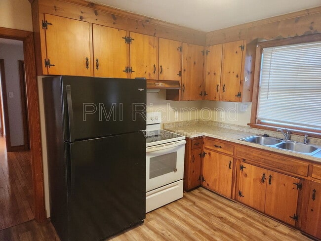 Building Photo - 831 Newkirk Dr