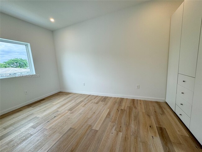 Building Photo - 1065 NE Little River Dr