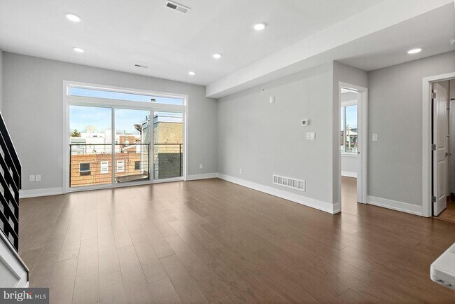 Building Photo - 1221 E Berks St