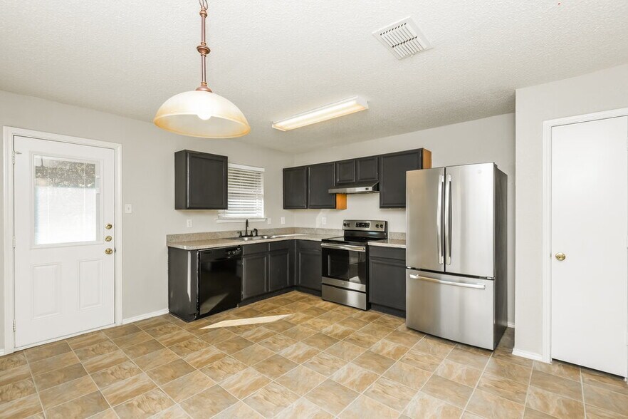 Building Photo - 7948 Meadow View Tr