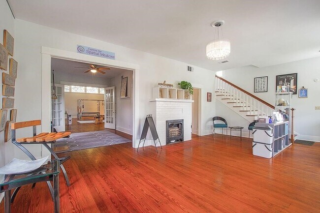 Building Photo - 108 W 10th 1/2 St