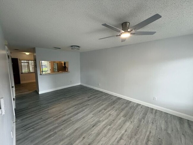 Building Photo - Gorgeous, Completely Remodeled 2/2.5 Condo in Sandlewood Creek- Winter Park!