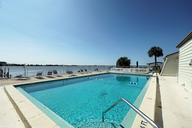 Building Photo - 308 E Miracle Strip Pkwy