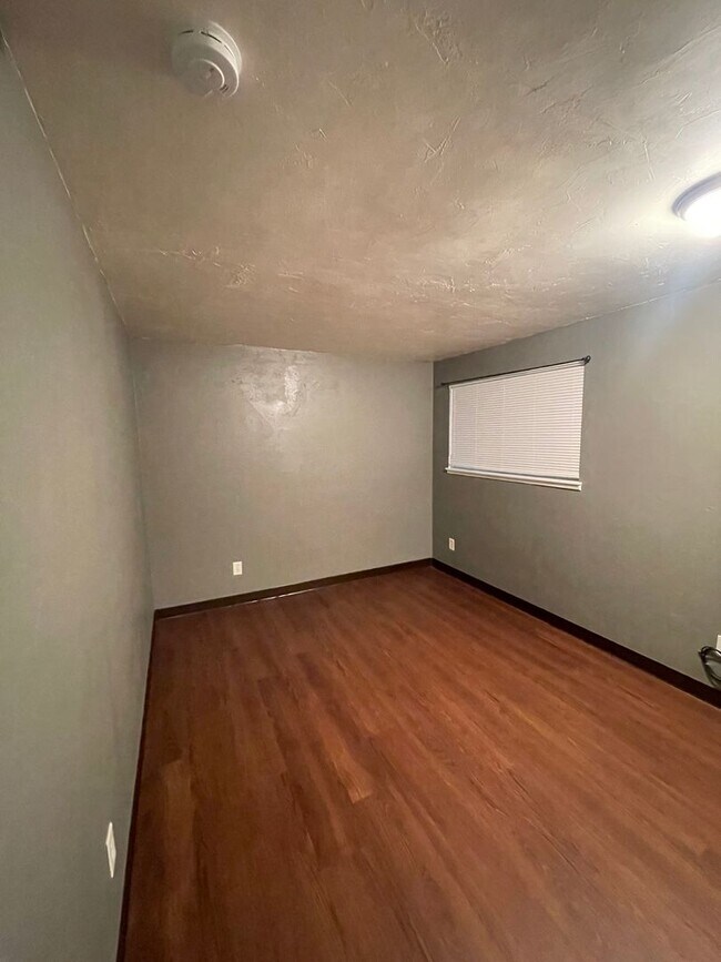 Building Photo - Pet Friendly 2 Bedroom in Lebanon!