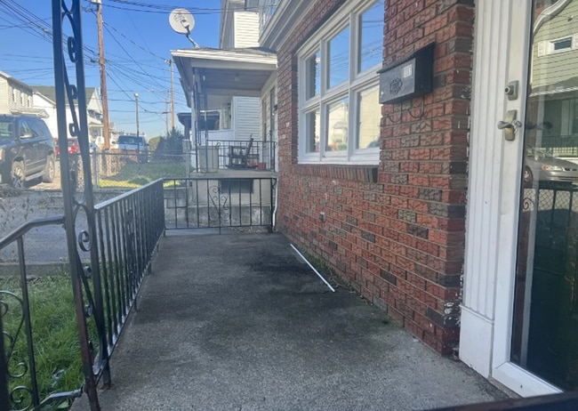 Building Photo - Large 2 Bed/1 Bath Single Family Home - $1...