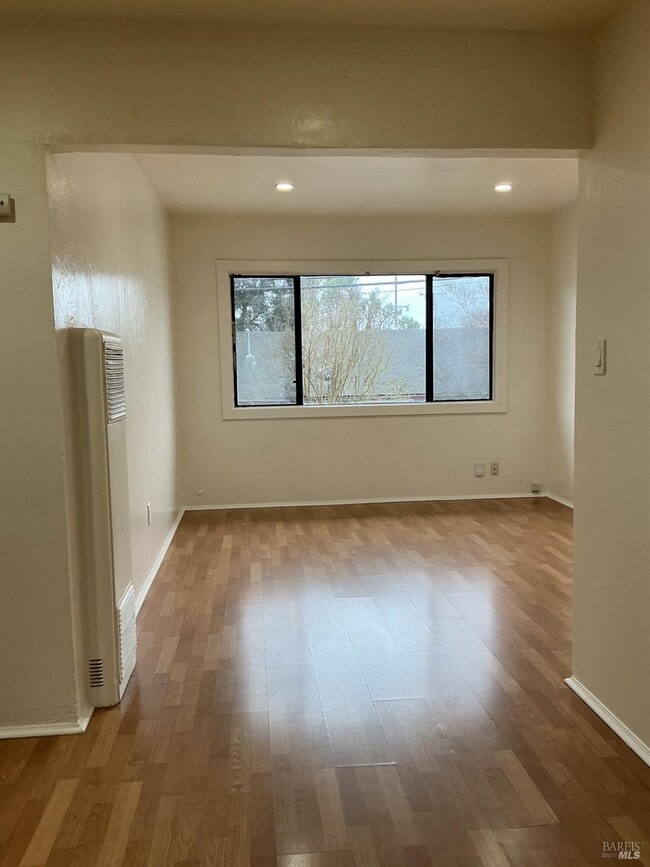 Building Photo - 212 S E St